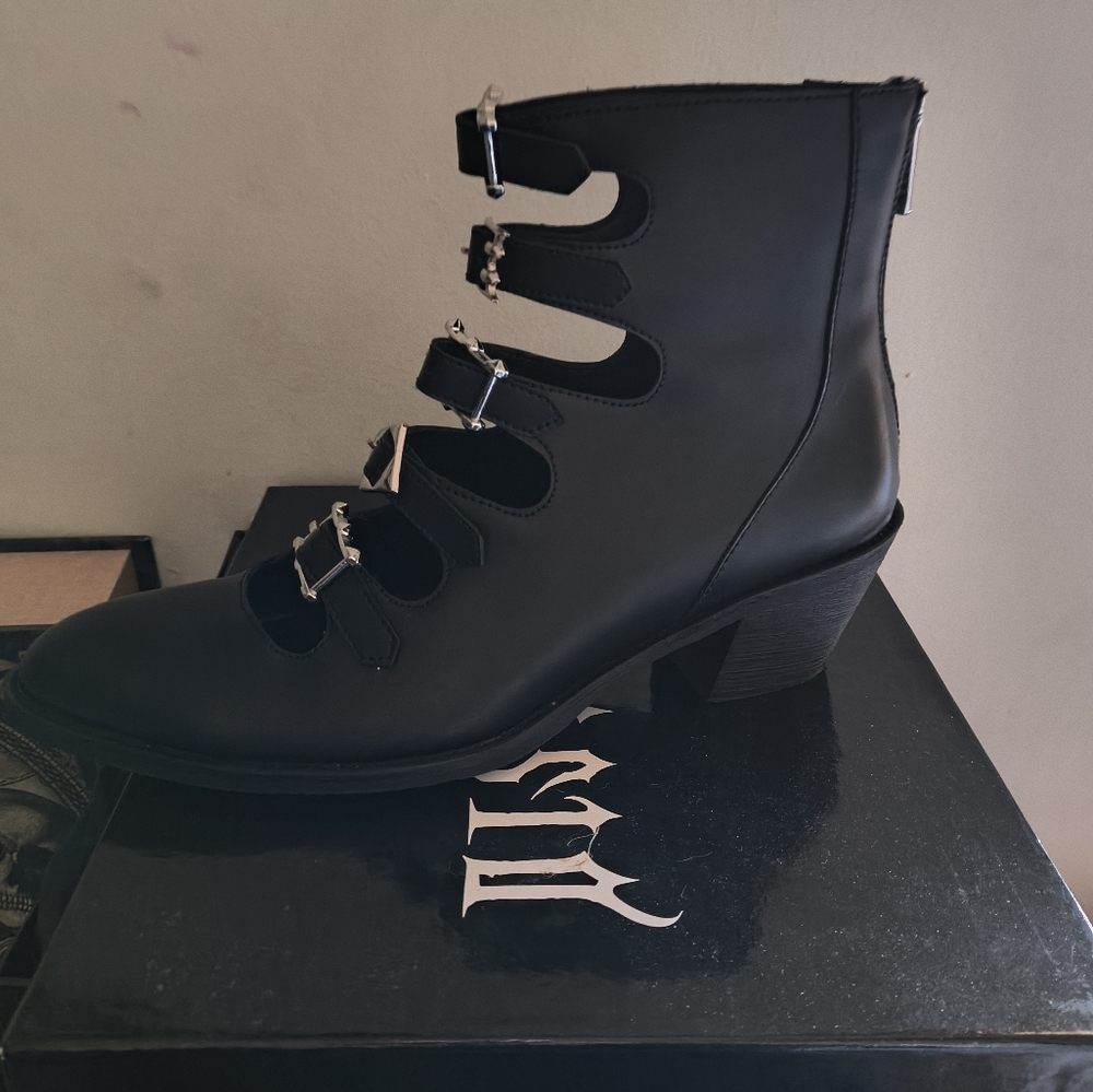 Disturbia shoe